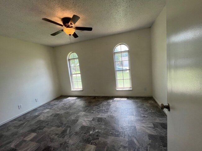 Building Photo - 417 E Linden Ln