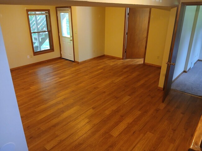 Building Photo - 3 bedrooms, 2.5 bathrooms, 2 car garage, with bonus flex room!