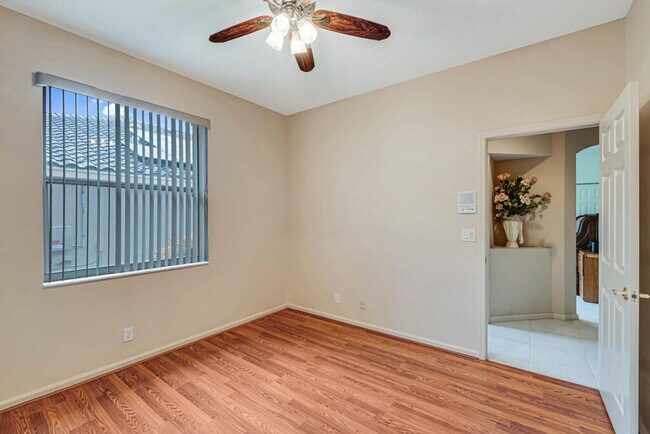 Building Photo - 9795 Crescent View Dr S