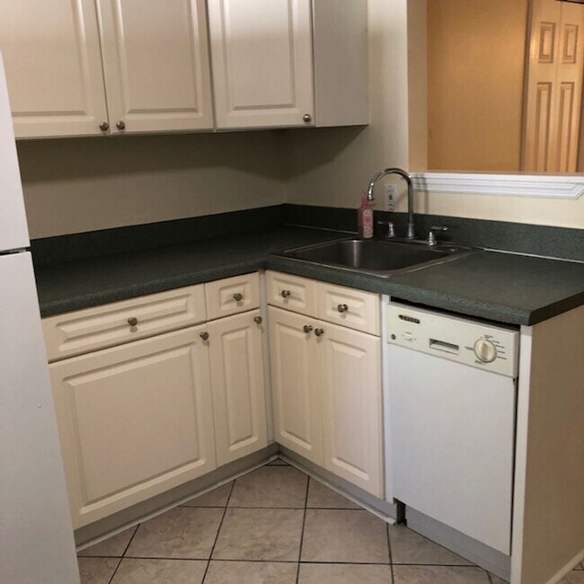 Building Photo - 414 E Park Ave