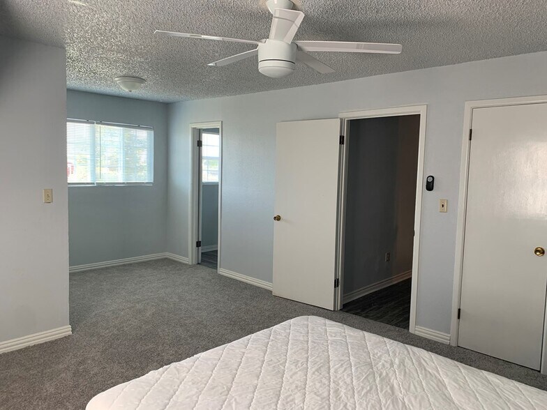 Building Photo - 984 E Schirra Dr