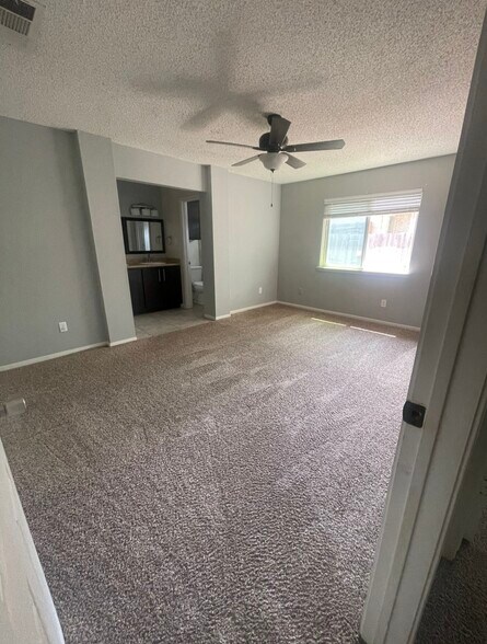 Building Photo - 3213 Honeysuckle Dr