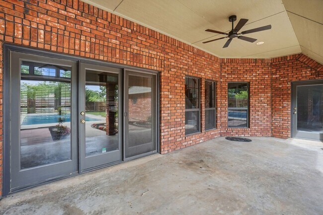 Building Photo - Beautiful & Newly Renovated 3 Bed & 2 Bath House in Heritage Hills with Private Pool