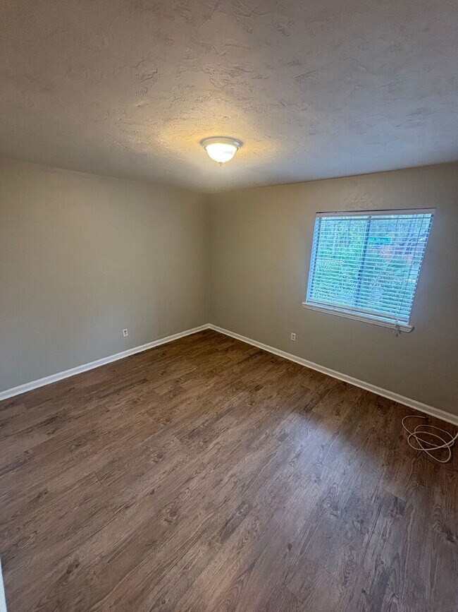 Building Photo - Two Bedroom Apartment on Blairstone Road