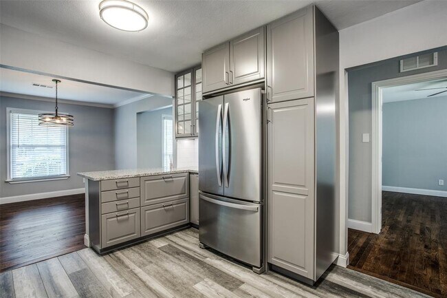 Building Photo - 9334 San Fernando Way