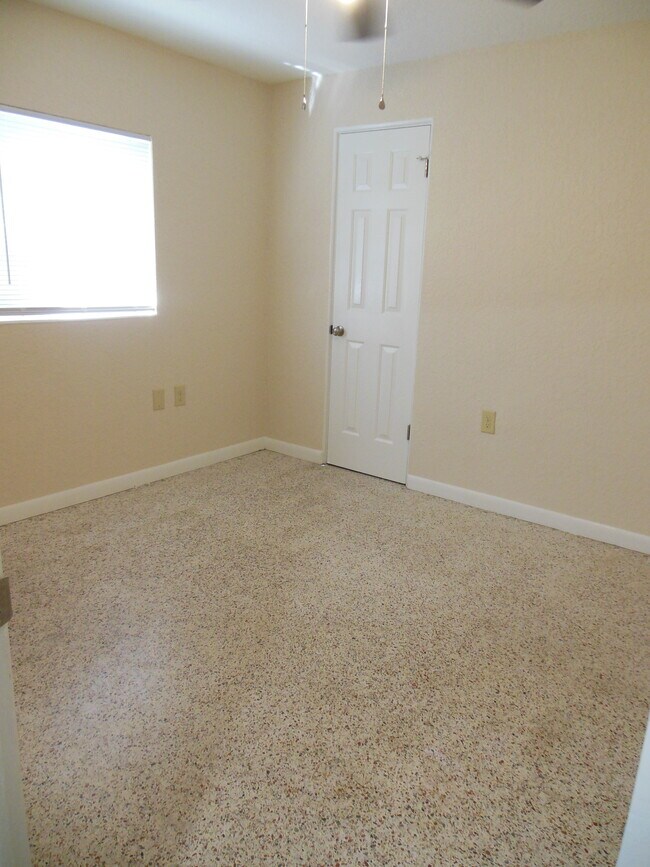 Building Photo - 1727 Pine Ave