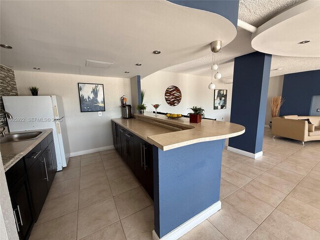 Building Photo - 2500 NE 135th St