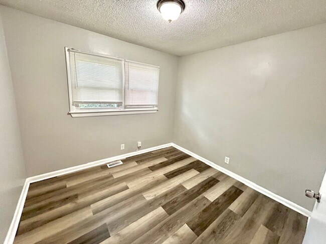 Building Photo - Lovely 3 Bedroom, 1.5 Bath with bonus room Available Now!- $1350 with a one-year commitment and t...