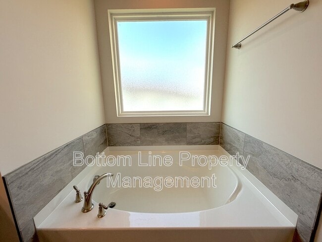 Building Photo - 15622 Little Bluestem St