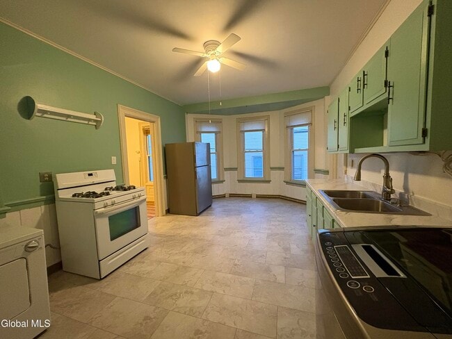 Building Photo - 24 George St