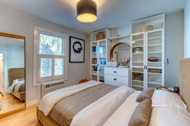 Building Photo - 2057 Middle St