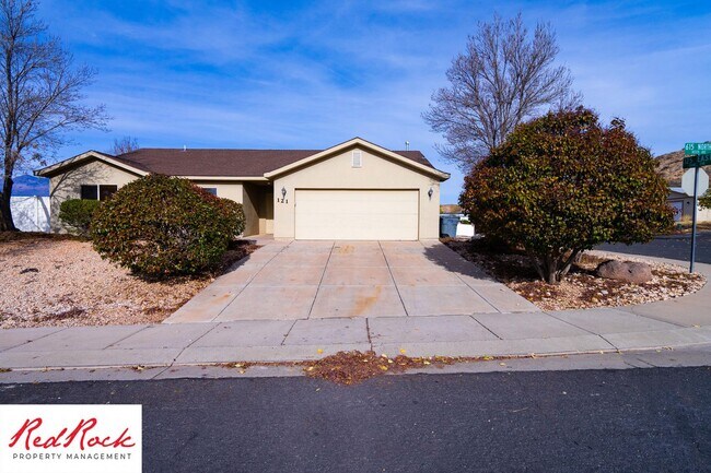 Building Photo - Inviting 3-Bedroom Home with Garage and Pr...