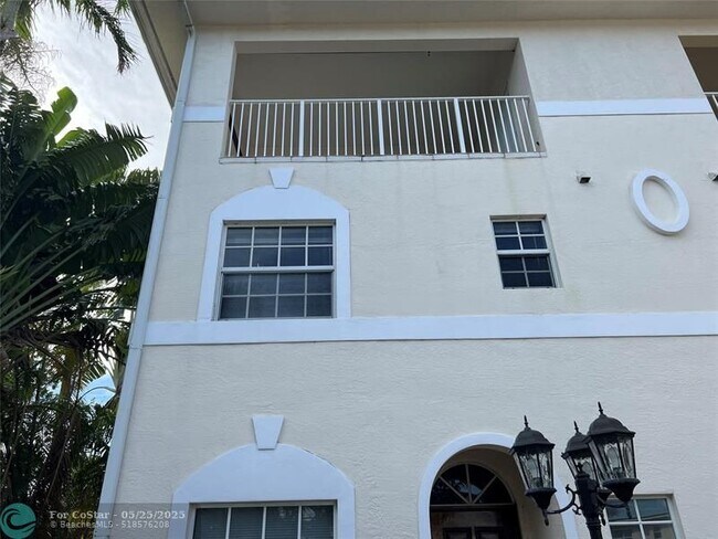 Building Photo - 2601 Bay Dr