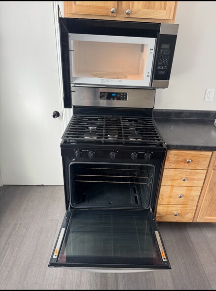 Microwave and Oven - 529 McCourtie St