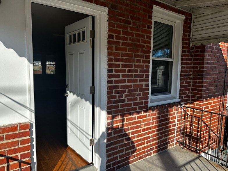 Building Photo - 2136 Parksley Ave