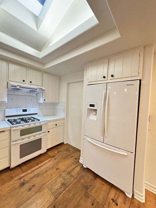 Building Photo - 3 Bedroom Irvine Home - Large Master Suite w/ Wood Floors - Beautiful!!!!!