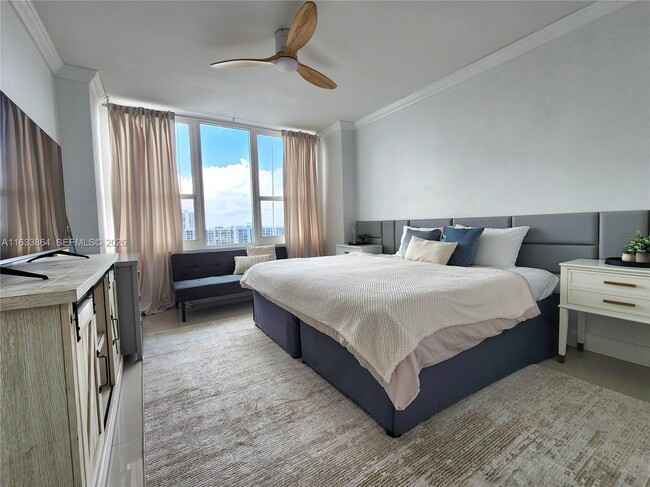 Building Photo - 3505 S Ocean Dr