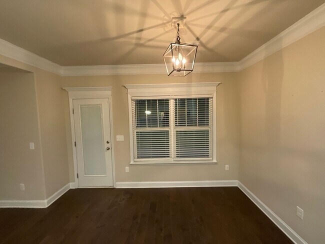 Building Photo - 688 Tree Top Trl