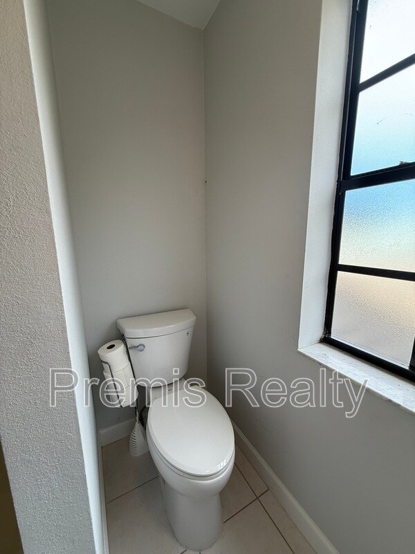 Building Photo - 1070 Sanibel Ct