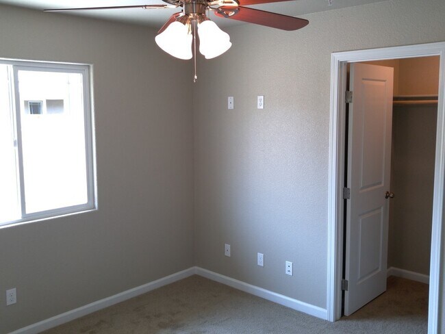 Building Photo - South Redding Home