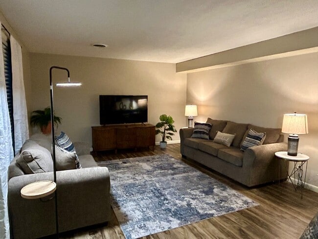 Building Photo - 917 Davis Blvd