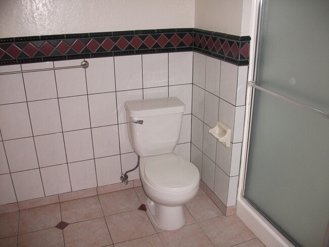 Building Photo - 4 bedroom home/ 2.5 Bath Single Family Hom...