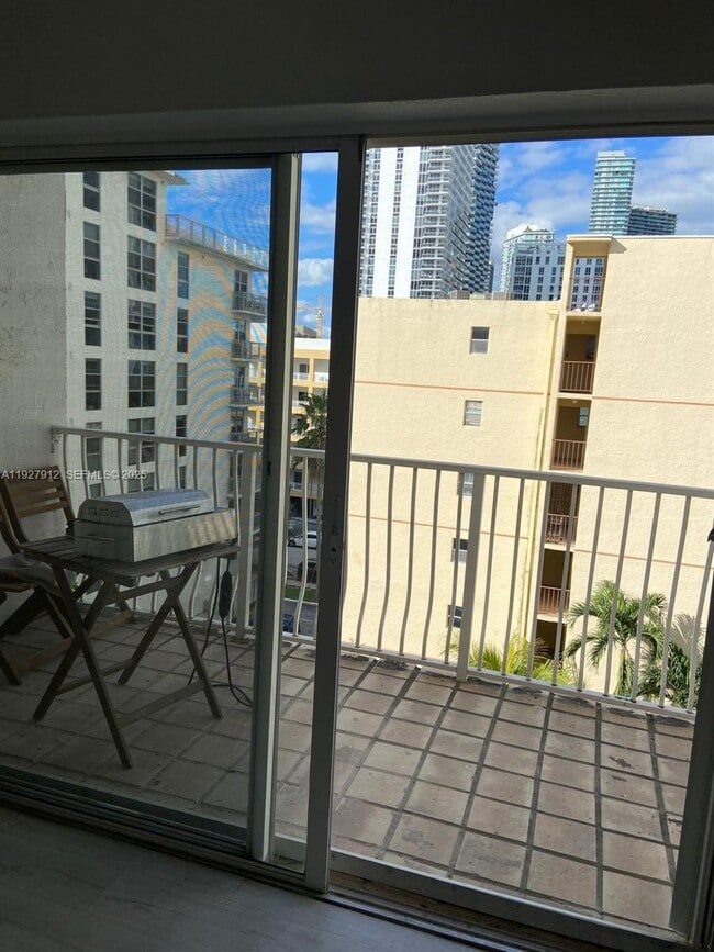 Building Photo - 677 NE 24th St