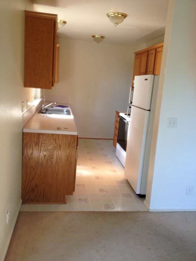 Building Photo - Four Bedroom w/ fenced yard, large garage