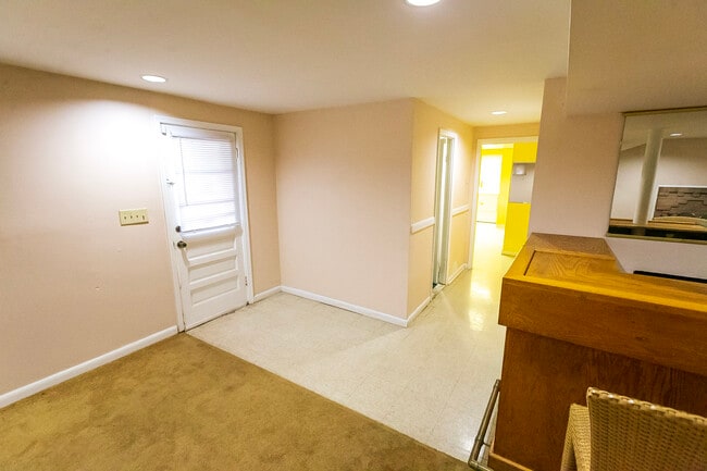 Building Photo - 5501 Auth Rd