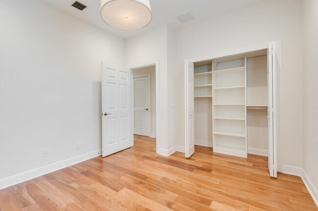 Building Photo - 4644 Cadiz Cir