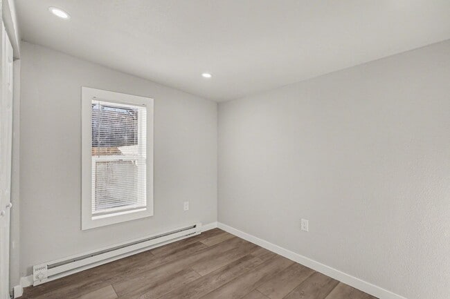 Building Photo - 2 Bedroom Single Family Home*Remodeled* Utilities included in rent!