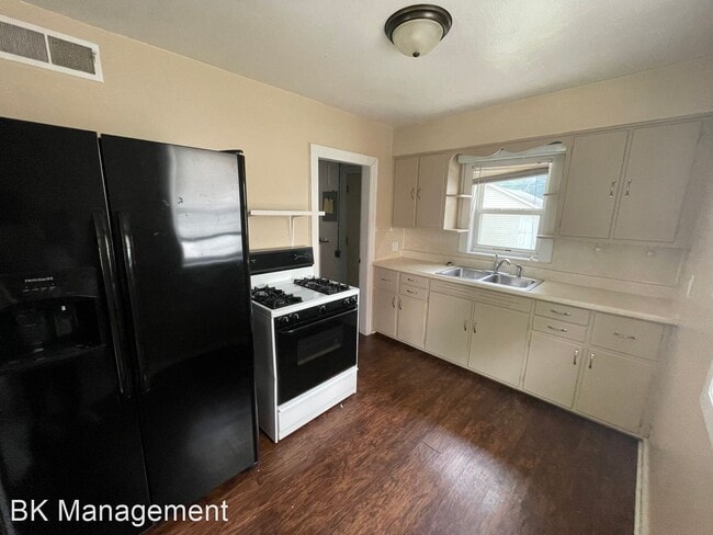 Building Photo - 3 br, 1 bath House - 211 Dehart St