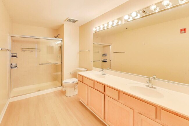 Building Photo - 933 W Van Buren St