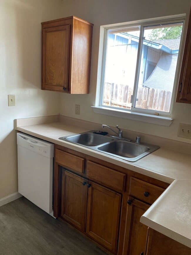 Building Photo - 3 BED 2 BATH IN SHASTA LAKE