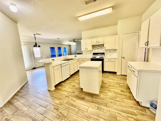 Building Photo - 16214 Mission Glen Dr