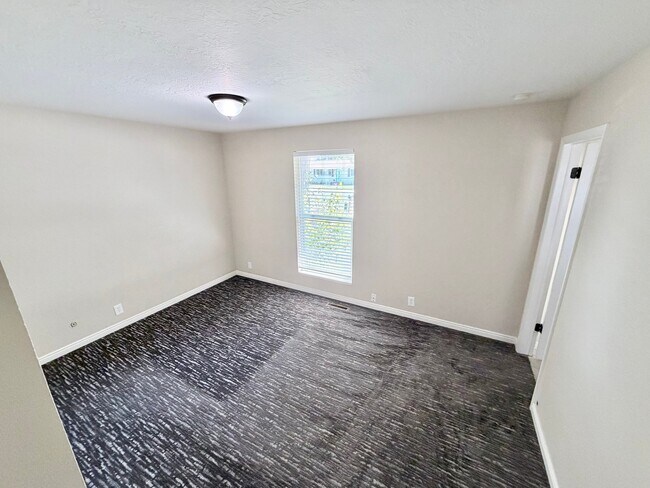 Building Photo - 1073 E 120 S