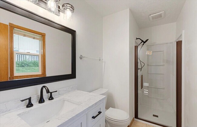 Building Photo - Cozy elegance meets modern convenience in ...