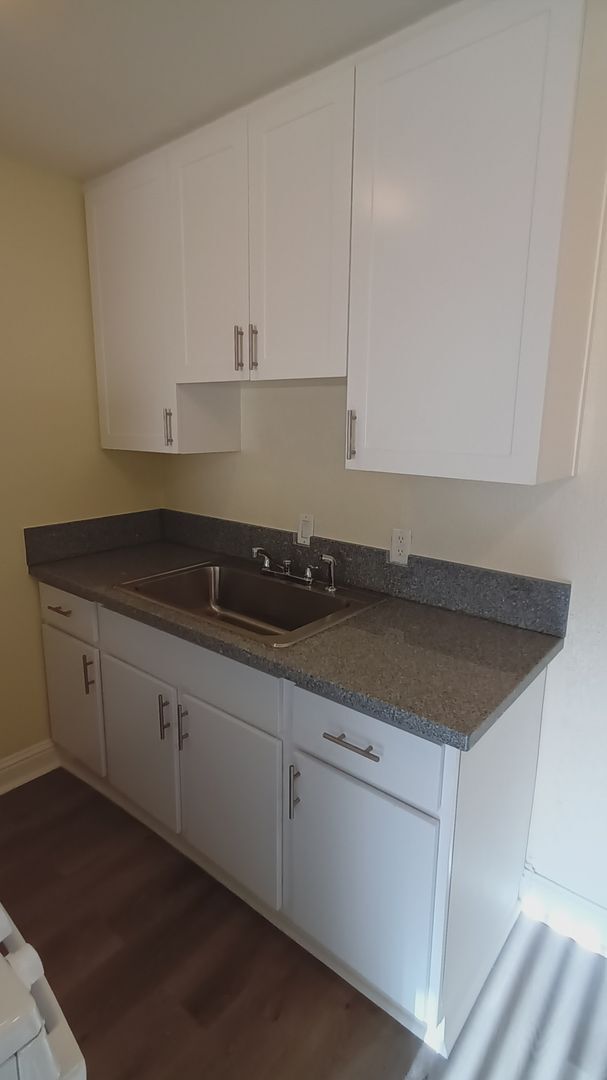 Building Photo - Welcome to SkyView Villa & Somerset Apartments!