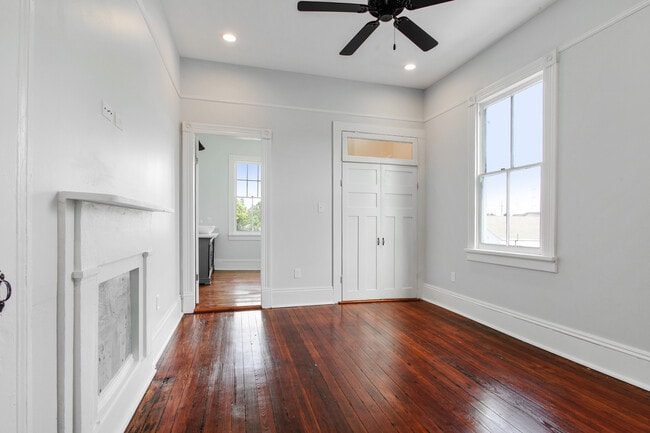 Building Photo - 3023 Banks- right