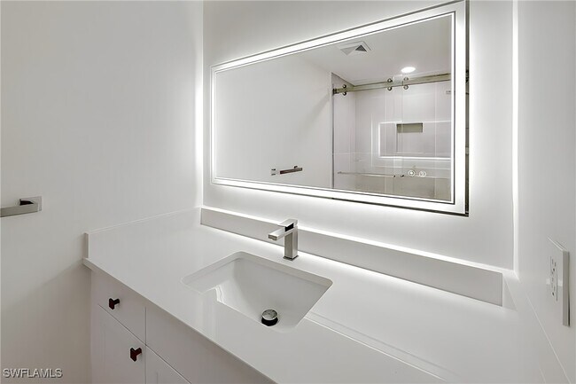 Building Photo - 1100 Pine Ridge Rd