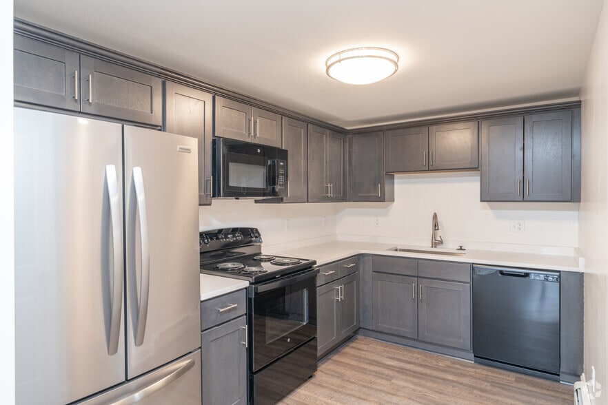 1BR, 1BA - 580SF - Kitchen - Copley Court Apartments