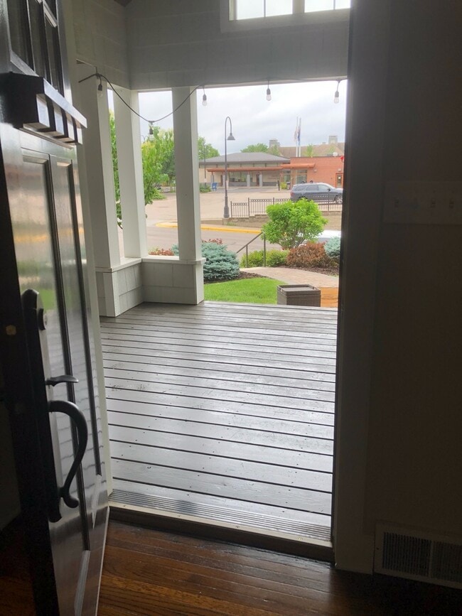 Building Photo - 615 Rice St E