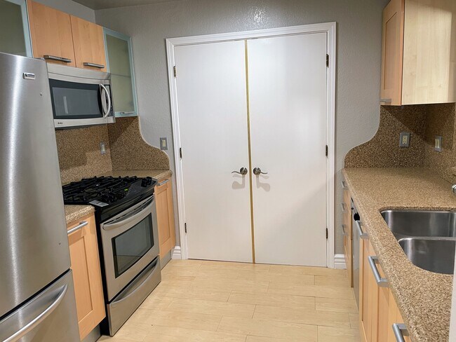 Building Photo - 2247 Martinique Ln