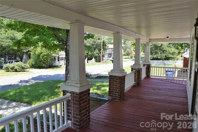 Building Photo - 223 Maple St