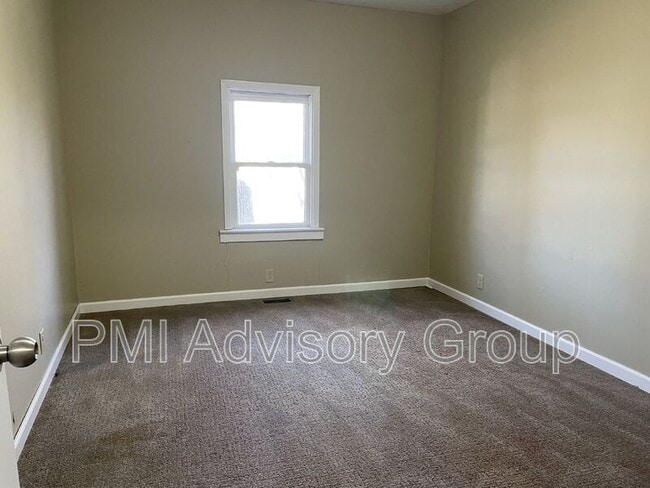 Building Photo - 940 SE Pinecrest Dr