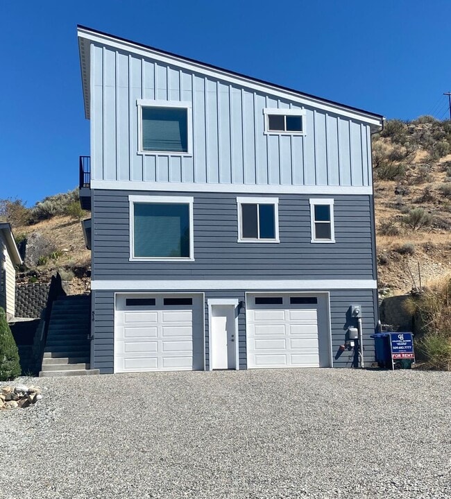 Building Photo - Year Round Rental- 4 bedroom, 2.5 bath in Chelan