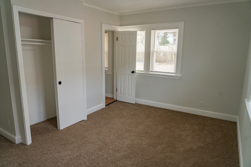 Building Photo - 5536 Paseo Blvd