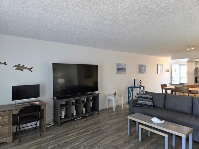 Building Photo - 285 107th Ave