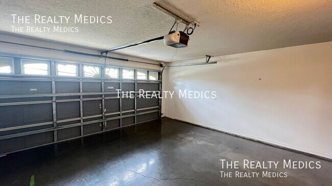 Building Photo - 895 Villa Dr