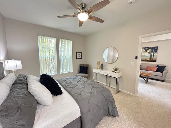 Building Photo - Dream location for commuter or anyone who ...